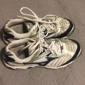 Mizuno size 8 volleyball shoes